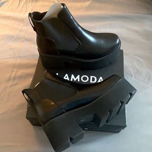 Platform Chelsea Boots
